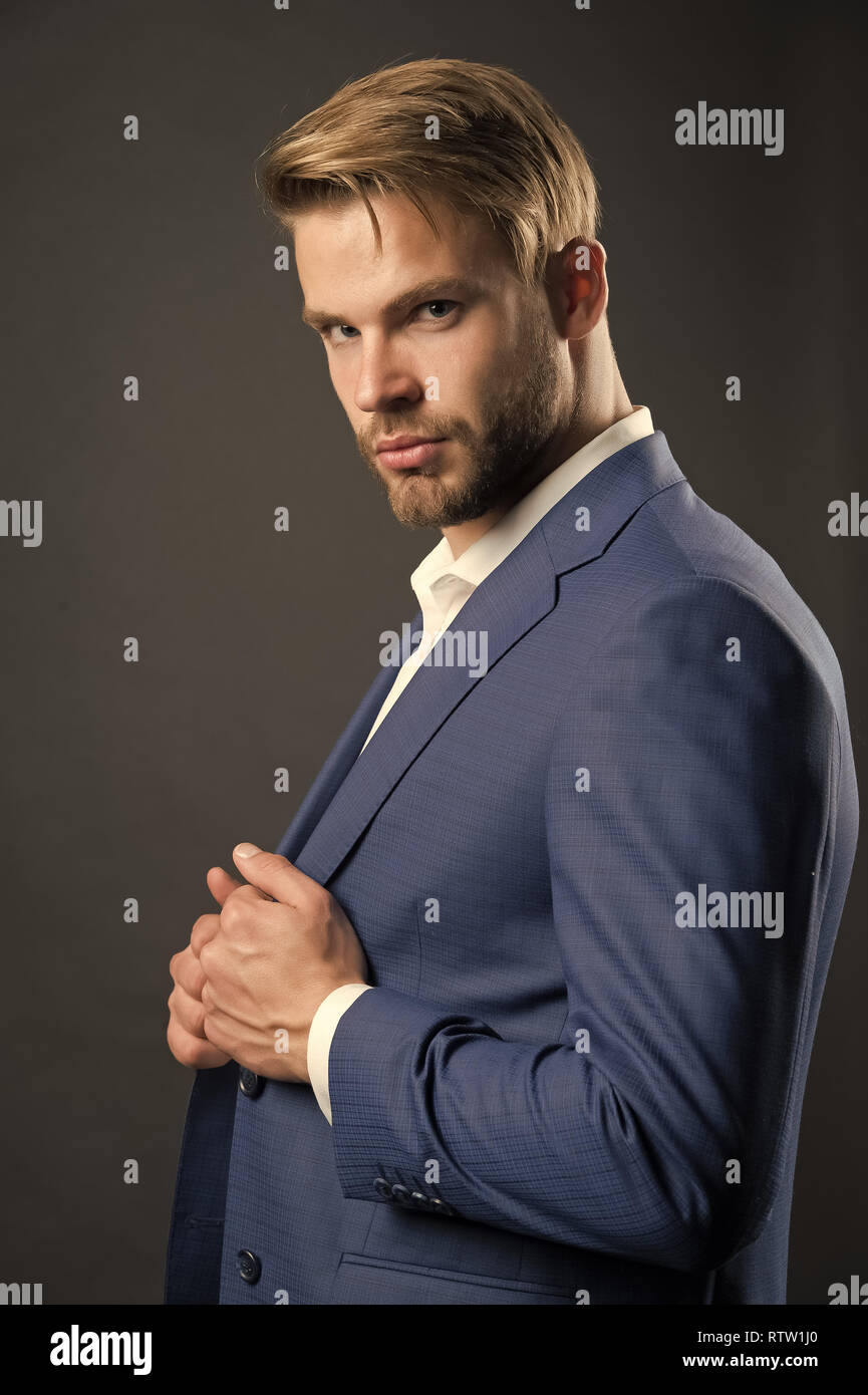 La maggior parte delle aziende esplicita dicendo codice di abbigliamento  abbigliamento professionale n. seconda indovinare. L'uomo ben curato  attraente abito formale sfondo scuro. Check out il mio vestito. Business dress  code. Guy