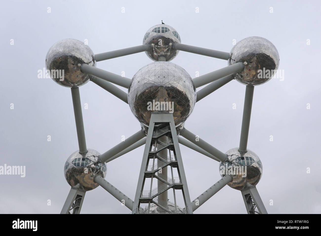 L'Atomium è stato costruito per il primo post Guerra Mondiale 2 universale del mondo mostra - EXPO 58. Le nove sfere rappresentano un cristallo di ferro ingrandito Foto Stock