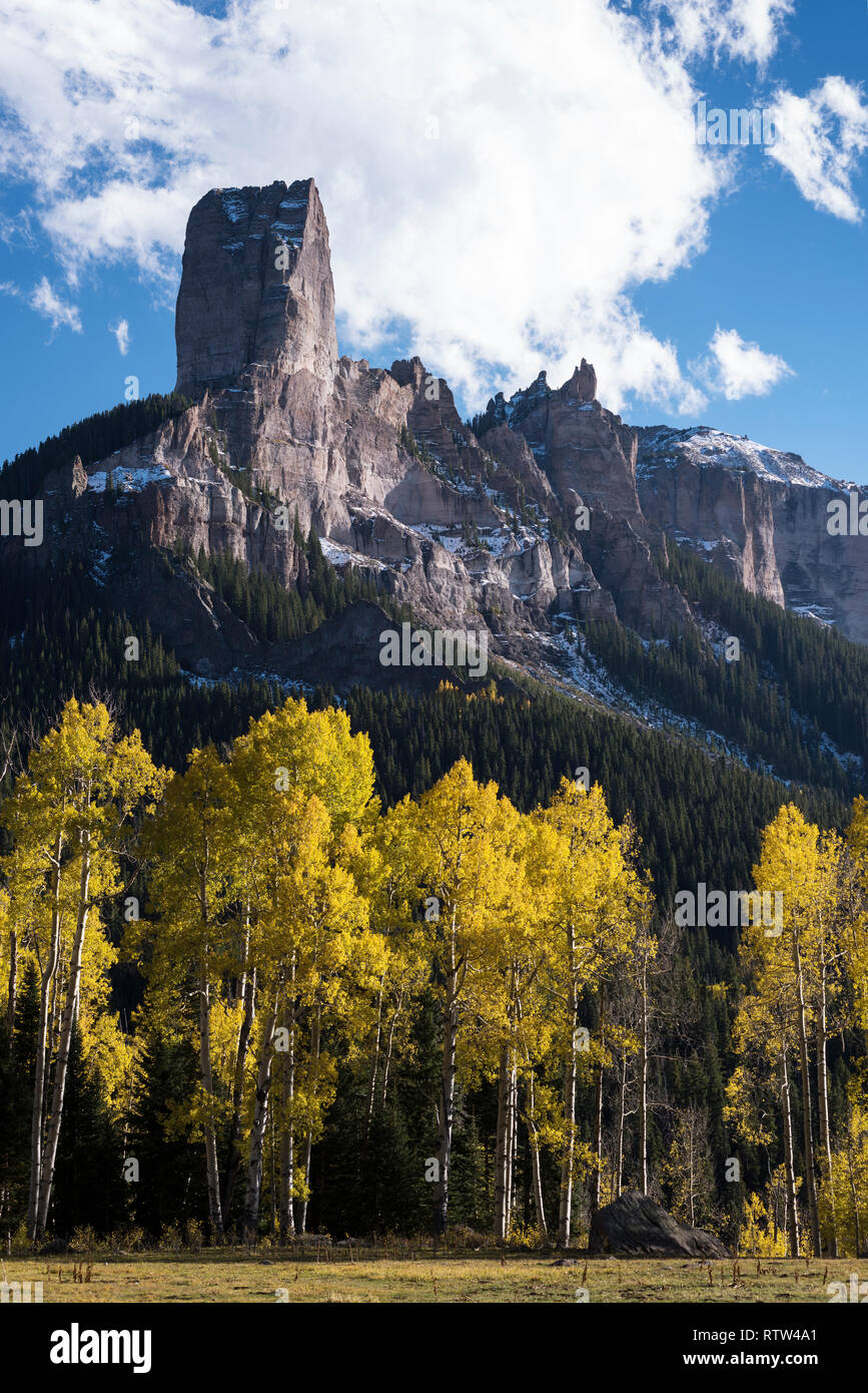 Vista del camino e Rock Courthouse Mountain da Owl Creek pass road, situato in Uncompahgre National Forest nel sudovest del Colorado. Foto Stock