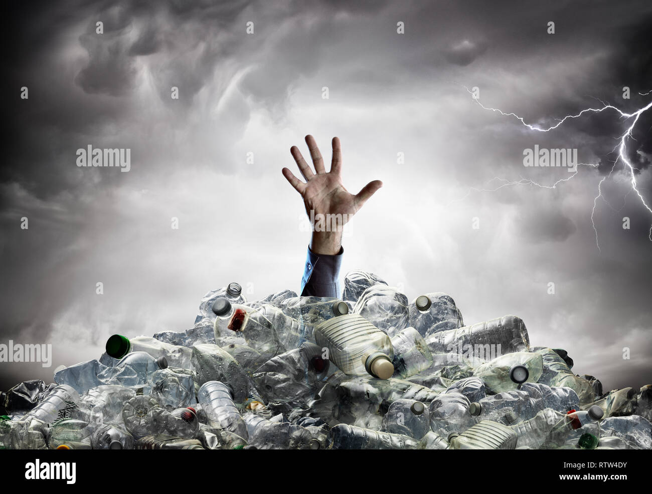 Inquinamento di plastica - Mano d'uomo in mare in plastica - problema ambientale Foto Stock