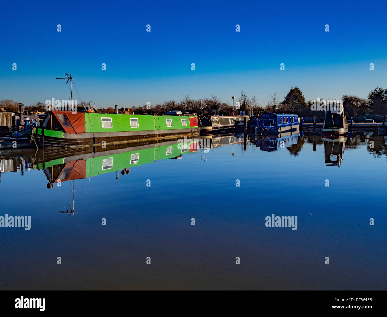 Barche a Trinità Marina, narrowboat terrestre e canal boat marina, Ashby Canal, Hinckley, Leicestershire, Regno Unito. Foto Stock