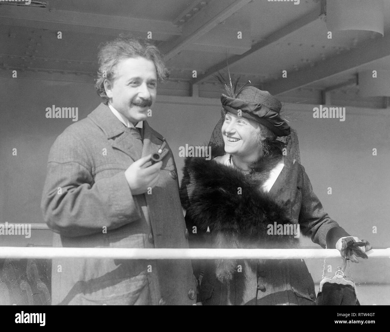 Albert Einstein e la sua seconda moglie Elsa einstein a bordo della ss rotterdam in arrivo a new york Foto Stock