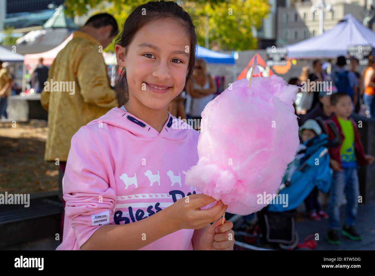 Christchurch, Canterbury, Nuova Zelanda, 1 Marzo 2019: un felice ragazza con la rosa Candy Floss in Christchurch Square, Canterbury, Nuova Zelanda Foto Stock