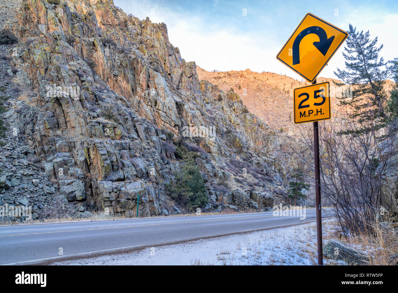 Autostrada di montagna con trucioli taglienti - Poudre River Canyon nelle montagne rocciose del nord Colorado, paesaggio invernale Foto Stock