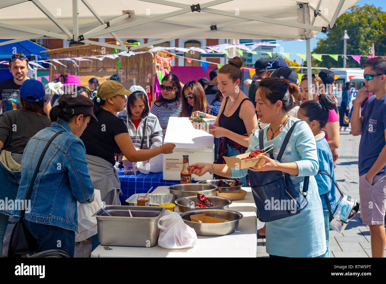 Christchurch, Canterbury, Nuova Zelanda, 1 Marzo 2019: Christchurch Piazza banchi di cibo per le Filippine giorno - una celebrazione della cultura Filippino Foto Stock
