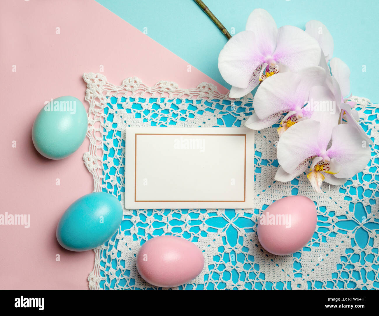 Rosa Blu di uova di pasqua in colori pastello sfondo con spazio per il testo di merletto e orchid Foto Stock