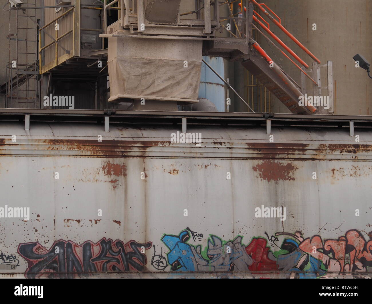 Caricamento di grano in un coperto di graffiti vagone ferroviario in Circleville Ohio Foto Stock