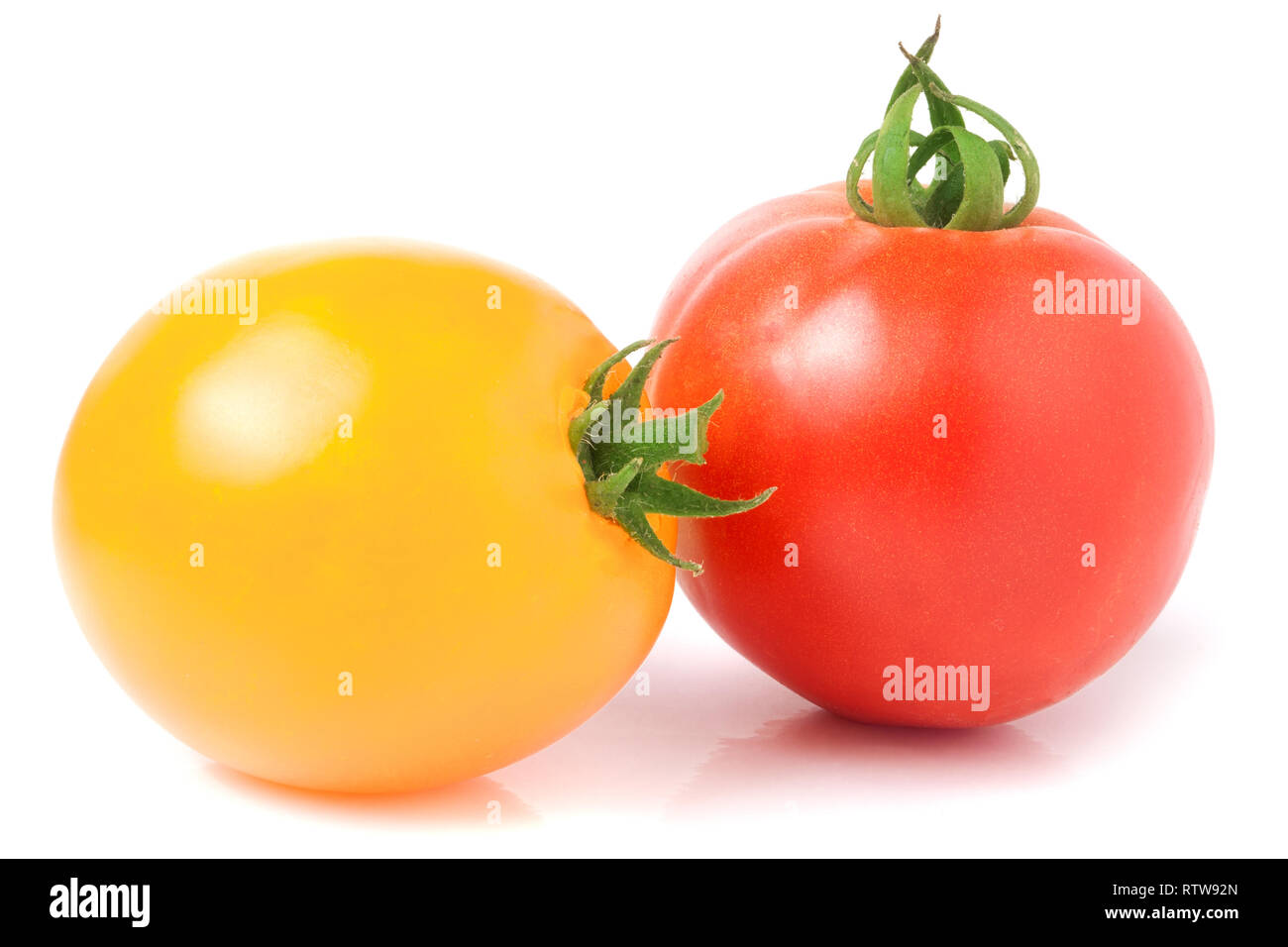 Il giallo e il rosso dei pomodori isolato su uno sfondo bianco Foto Stock