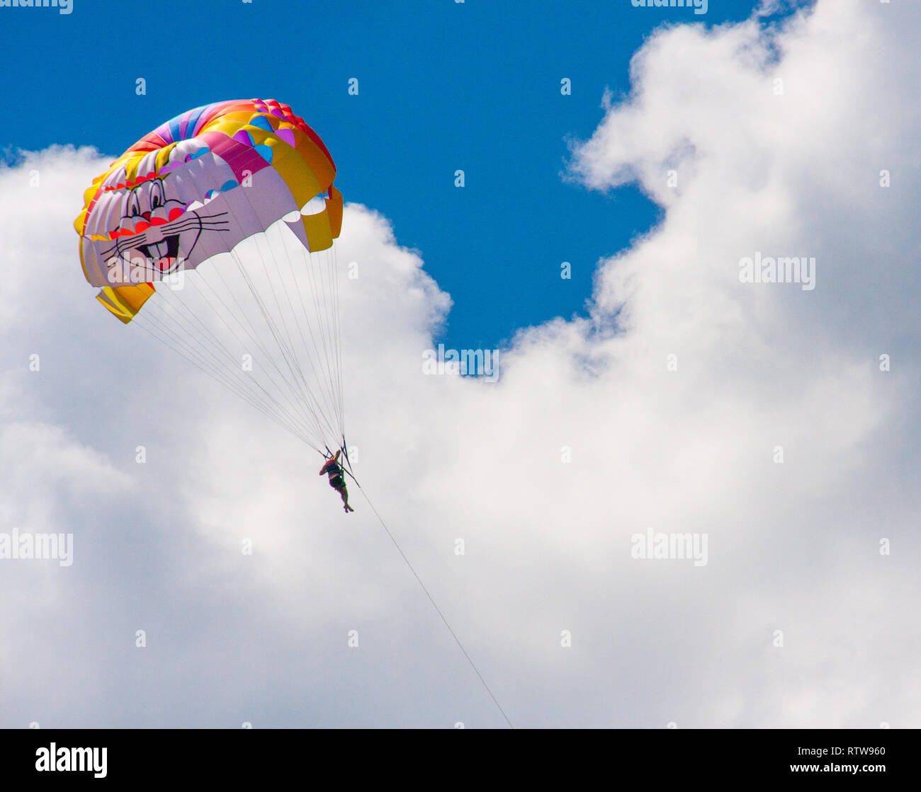 Attrazione turistica parasailing su sfondo con cielo nuvoloso Foto Stock