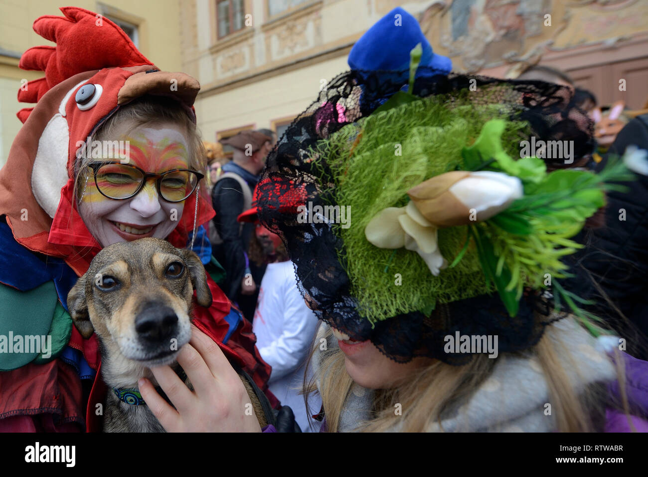 Praga, Repubblica Ceca. 2 Marzo, 2019. Persone vestite con il tradizionale costume di carnevale a piedi di casa in casa durante il folclore tradizionale sfilata di carnevale a Praga nella Repubblica ceca.Allegro mascherata festaioli a piedi con una banda musicale attraverso il villaggio di casa in casa per celebrare la partenza inverno, la prossima primavera e inizio di quaranta giorni di Quaresima. Credito: Slavek Ruta/ZUMA filo/Alamy Live News Foto Stock