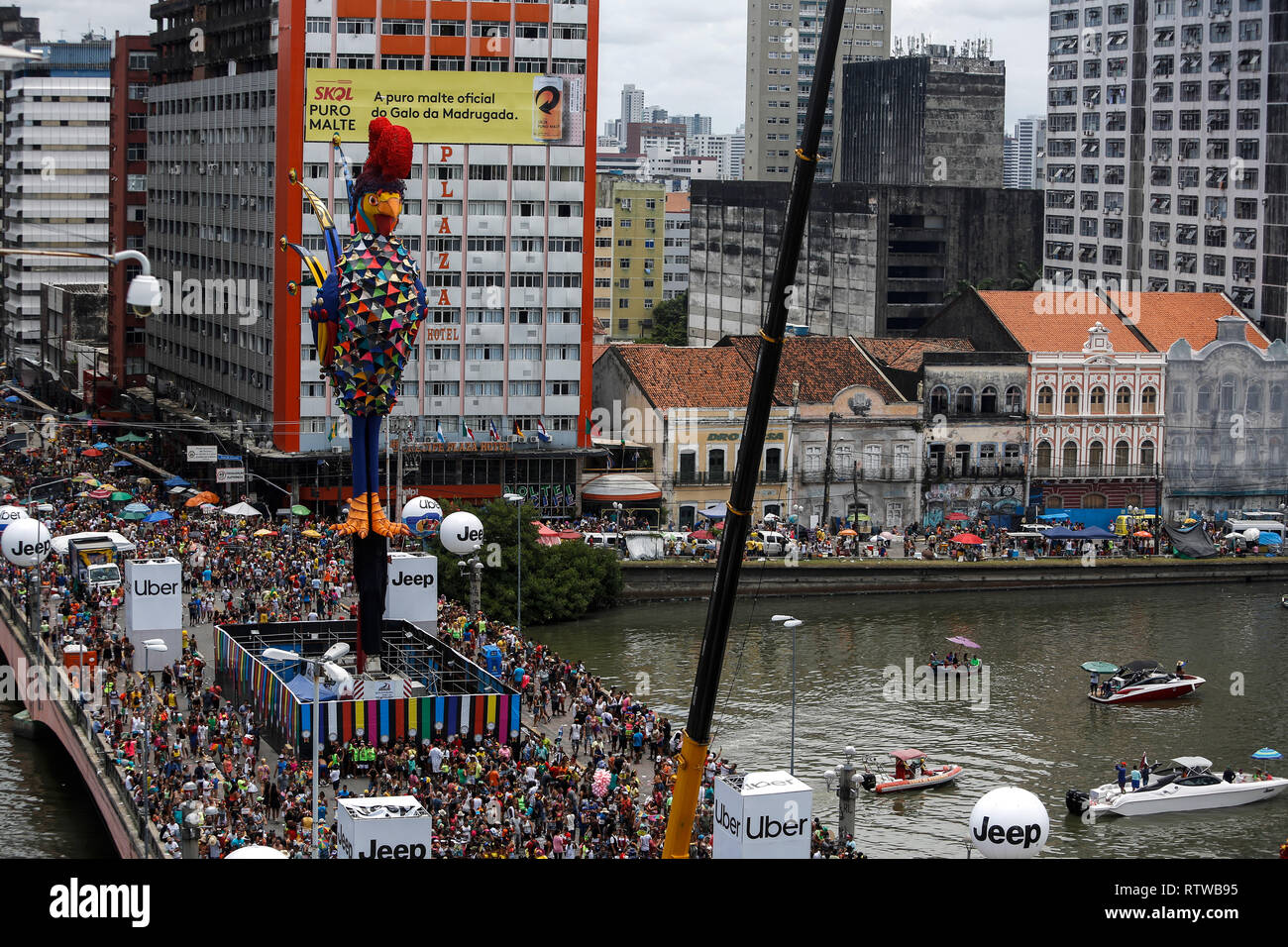 Recife, Brasile. 02Mar, 2019. La gente ballare la Galo da Madrugada Parade, una sfilata di carnevale a nord-est del Brasile. Il 'Galo da Madrugada' è stato creato nel 1978 ed è stata riconosciuta nel 1994 Guinness come la più grande sfilata di carnevale in tutto il mondo quando è raggiunto il marchio di un milione e mezzo di partecipanti e da allora è diventato uno dei più popolari i carnevali in Brasile. Gli organizzatori si aspettano più di 2 milioni di partecipanti di quest'anno. Credito: Diego Herculano/dpa/Alamy Live News Foto Stock