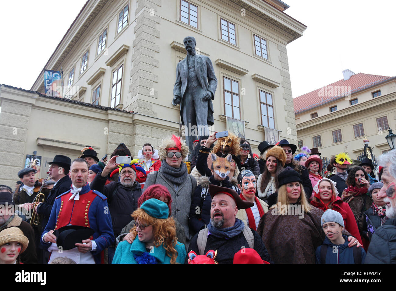 Praga, Repubblica Ceca. 2 Mar, 2019. Persone partecipare al Carnevale di Praga a Praga, la capitale della Repubblica ceca, 2 marzo 2019. Il carnevale di Praga ha dato dei calci a fuori qui il sabato con una sfilata con costumi e maschere. Il carnevale dura diversi giorni durante il quale una serie di eventi che si svolgeranno. Credito: Dana Kesnerova/Xinhua/Alamy Live News Foto Stock