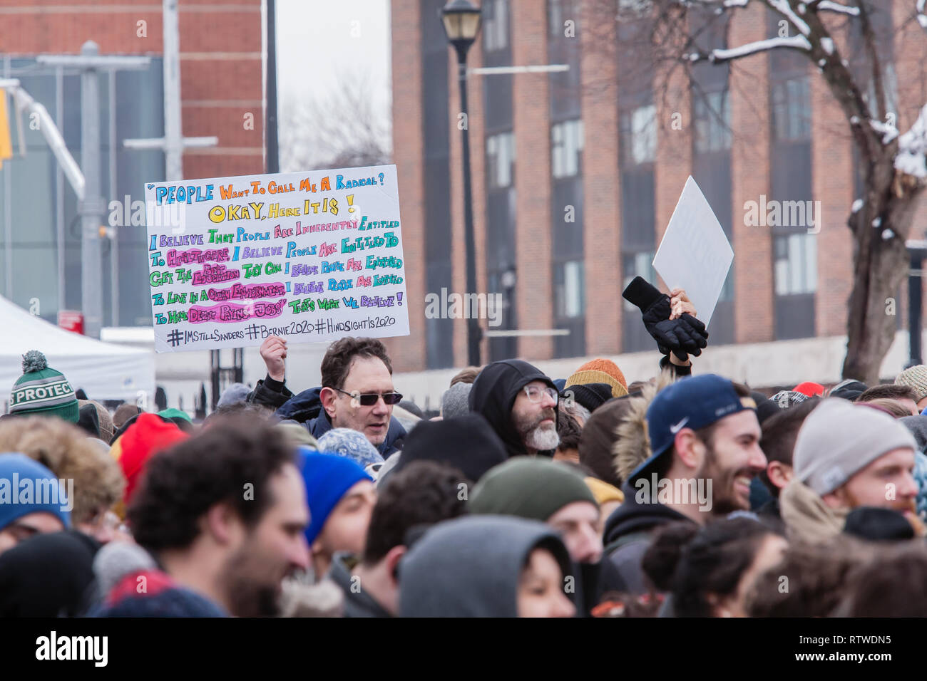 Brooklyn, New York, Stati Uniti d'America. 02Mar, 2019. Brooklyn, NY - 2 marzo 2019. Un uomo detiene un segno di lunga durata che descrivono radicalismo politico a Bernie Sanders' primo rally per il 2020 primaria presidenziale a Brooklyn College. Credit: Ed Lefkowicz/Alamy Live News Foto Stock