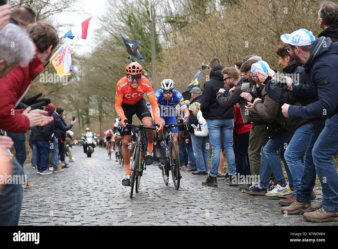 Ninove, 02-03-2019, ciclismo, Omloop Het Nieuwsblad, Greg VAN AVERMAET valt aan op de Bosberg incontrato Zdenek Stybar in zijn wiel Foto Stock