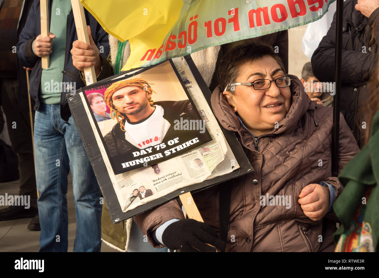 Londra, Regno Unito. 2 marzo 2019. Una protesta organizzata da Gik-Der Bagno turco/curdo associazione culturale socialista e Womens Unione SKB invia la solidarietà di scioperanti della fame in Turchia contro la detenzione di membri di HDP (popoli' Partito Democratico) e le donne libere del Congresso, come pure molti giornalisti, socialisti e attivisti LGBTI. Credito: Peter Marshall / Alamy Live News Foto Stock