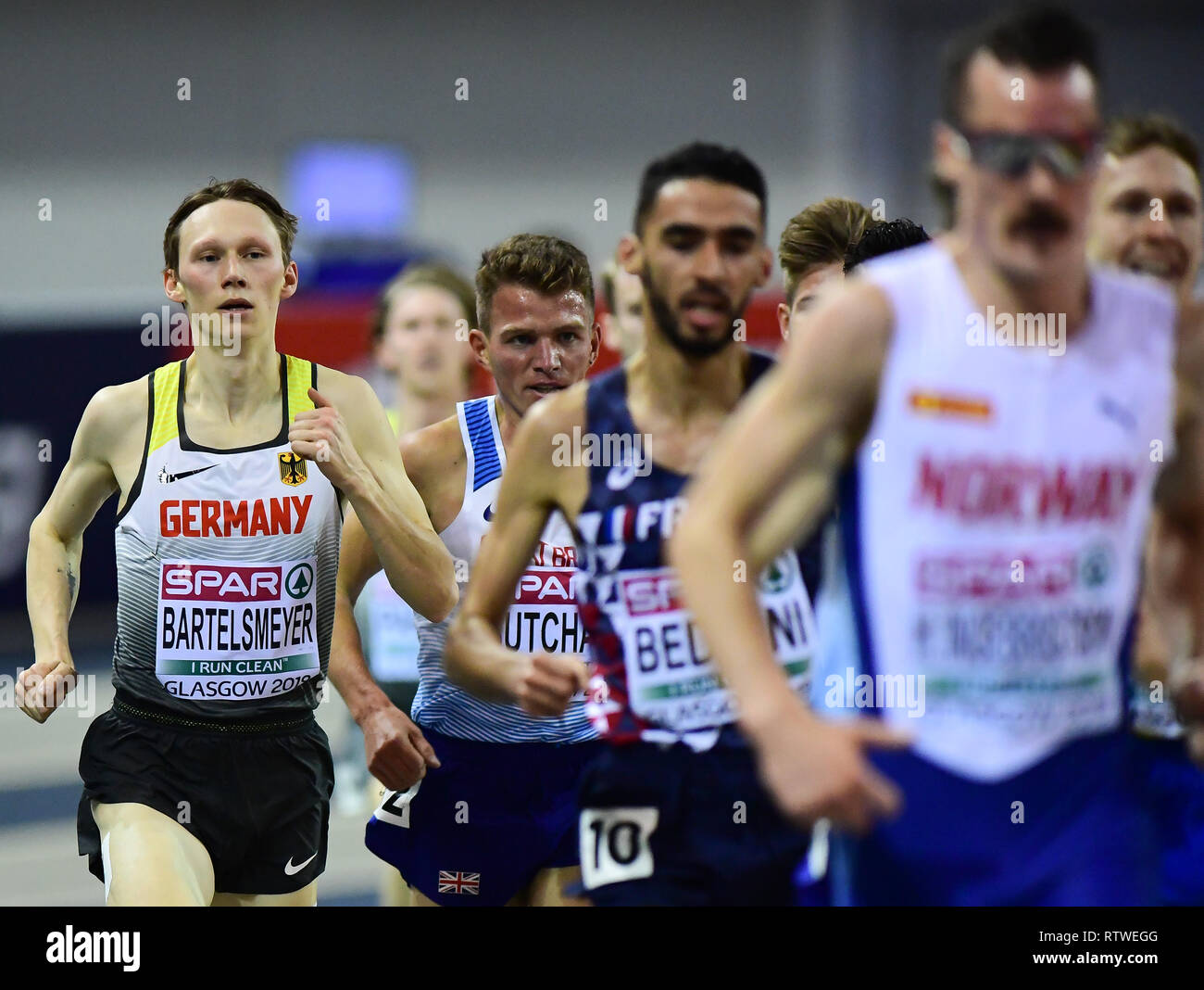 Glasgow, Regno Unito. 02Mar, 2019. L'atletica Europei Indoor campionati, 3000 metri, uomini, finale negli Emirati Arena: Amos Bartelsmeyer (l), Germania, corre a fianco di Andrew Butchart, Gran Bretagna (undercover) e finisce sesto. Credito: Soeren Stache/dpa/Alamy Live News Foto Stock