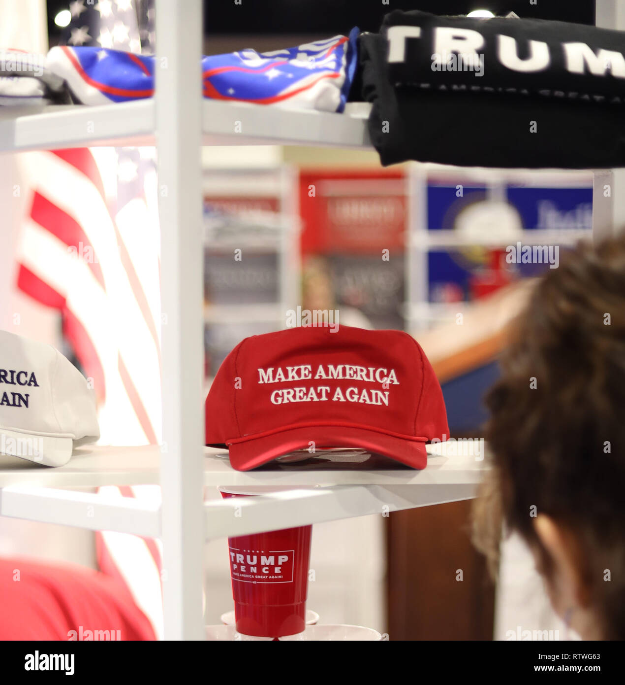 Oxon Hill, Maryland, Stati Uniti d'America. 2 Mar, 2019. La merce in esposizione per la vendita, presso i Conservatori di azione politica Conferenza, CPAC 2019, Credit: Alex Wroblewski/ZUMA filo/Alamy Live News Foto Stock