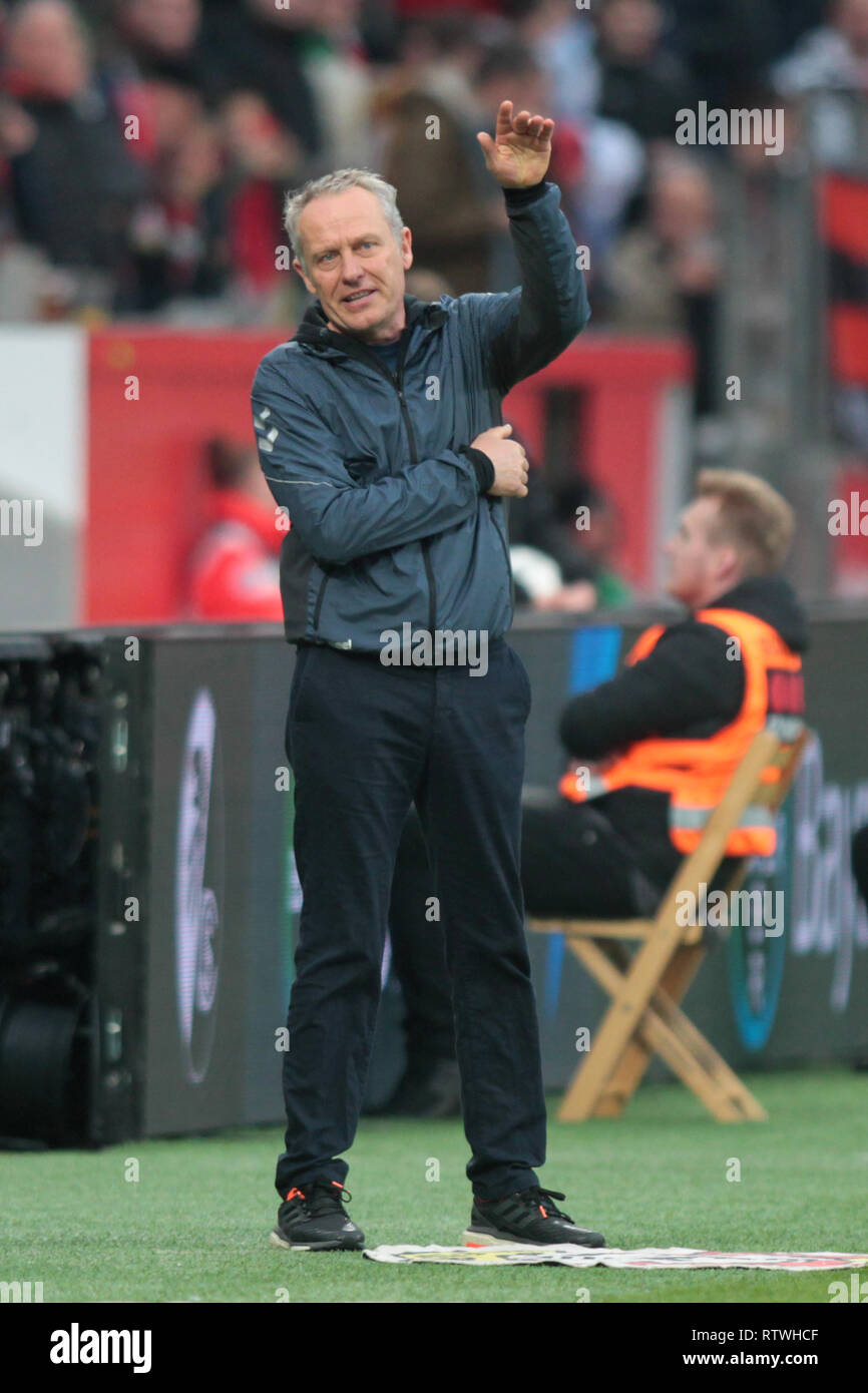 Christian Streich, Manager di Friburgo visto dando il suo team istruzioni durante la Bundesliga tedesca partita di calcio tra Bayer Leverkusen e SC Freiburg in Leverkusen, Germania. Bayer Leverkusen beat SC Freiburg 2:0 Foto Stock