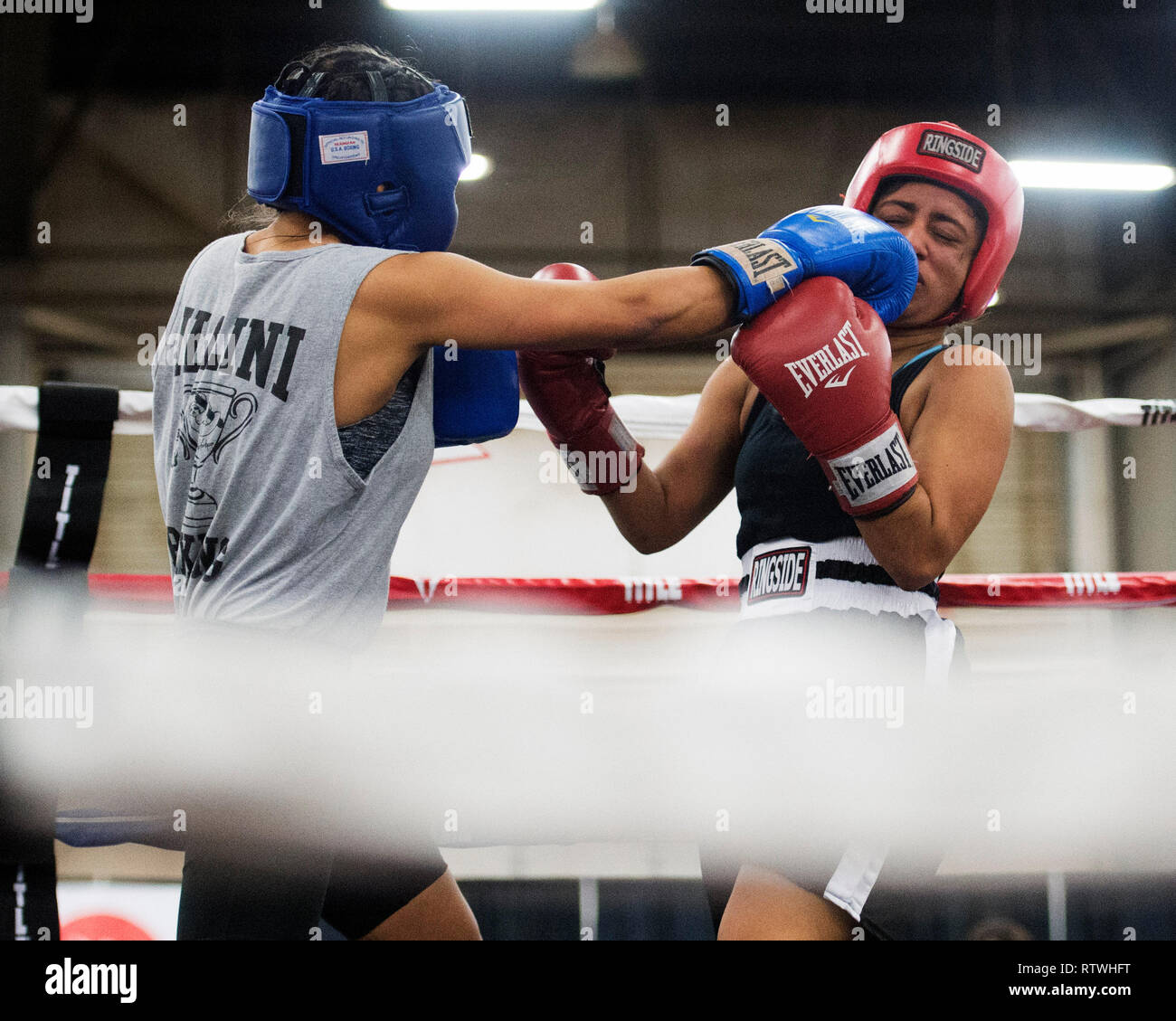 2 marzo 2019: Danisha Ramirez (sinistra) hits Sana Chahandre con una mano destra alla Arnold Sports Festival in Columbus, Ohio, Stati Uniti d'America. Brent Clark/Alamy Live News Foto Stock