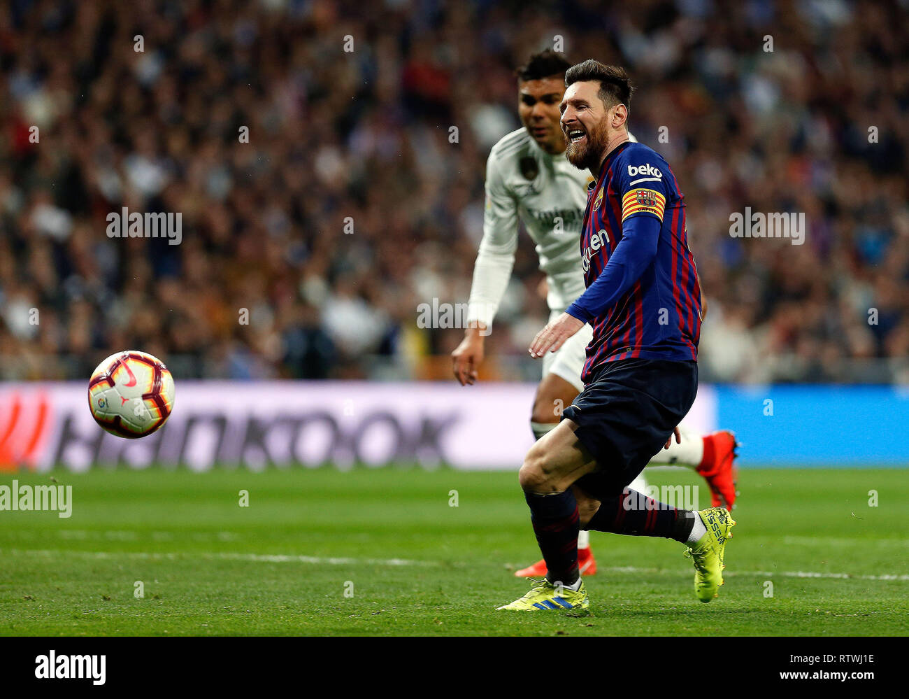 Real Madrid CF Carlos H. Casemiro e FC Barcellona il Lionel Messi durante La Liga match tra Real Madrid e Barcellona a Santiago Bernabéu di Madrid. Punteggio finale: Real Madrid 0 - 1 FC Barcelona Foto Stock