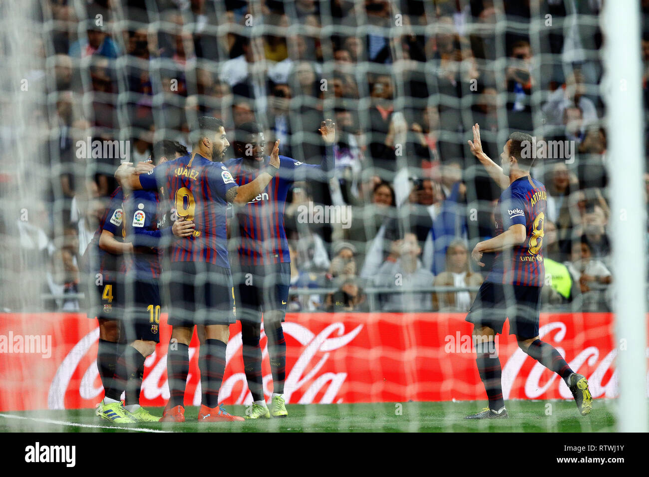 FC Barcellona il team di celebrare un obiettivo durante la Liga match tra Real Madrid e Barcellona a Santiago Bernabéu di Madrid. Punteggio finale: Real Madrid 0 - 1 FC Barcelona Foto Stock