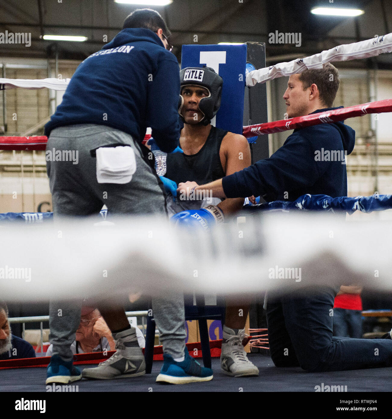 2 marzo 2019: Chaithanya Shiromany dell'Illinois (centro) in tra i cicli nel suo bout con Thomas montana del Wisconsin a Arnold Sports Festival in Columbus, Ohio, Stati Uniti d'America. Brent Clark/Alamy Live News Foto Stock