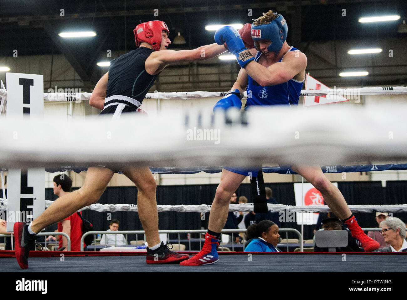 2 marzo 2019: Bronko Mitavski di Ohio State si collega con una mano destra su Eliot Zeigler di Penn State a Arnold Sports Festival in Columbus, Ohio, Stati Uniti d'America. Brent Clark/Alamy Live News Foto Stock