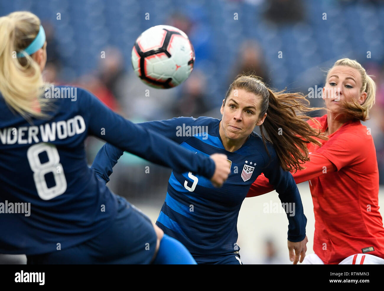 Nashville, Stati Uniti d'America. 3 Mar, 2019. Kelley O'Hara (C) degli Stati Uniti il sistema VIES per la palla durante una coppa SheBelieves donna partita di calcio contro l'Inghilterra di Nissan Stadium di Nashville, Tennessee, Stati Uniti, 2 marzo 2019. La partita si è conclusa con un pareggio per 2-2. Credito: Xinhua/Alamy Live News Foto Stock