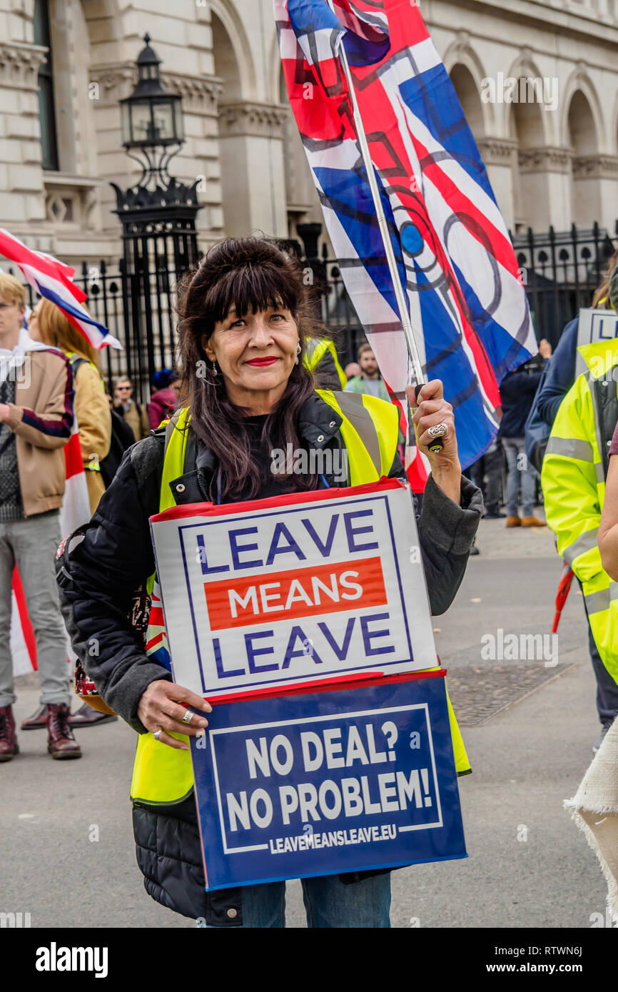 Londra, Regno Unito. 2 marzo 2019. Manifestanti curdi marciare contro la repressione turca e a mostrare solidarietà con scioperanti della fame sono stati accolti con applausi prolungati dal Giubbotto giallo UK manifestanti come sono arrivati a Downing St. erano congratulati con per alzarsi per i propri diritti anche se politicamente i due gruppi sono molto distanti. Alcuni indossano giubbetti giallo è venuto fino a parlare con i curdi, e scosse le mani del Regno Unito scioperanti della fame, sebbene alcuni curdi ha rifiutato di agitare le mani con la destra contestatori. Credito: Peter Marshall / Alamy Live News Foto Stock