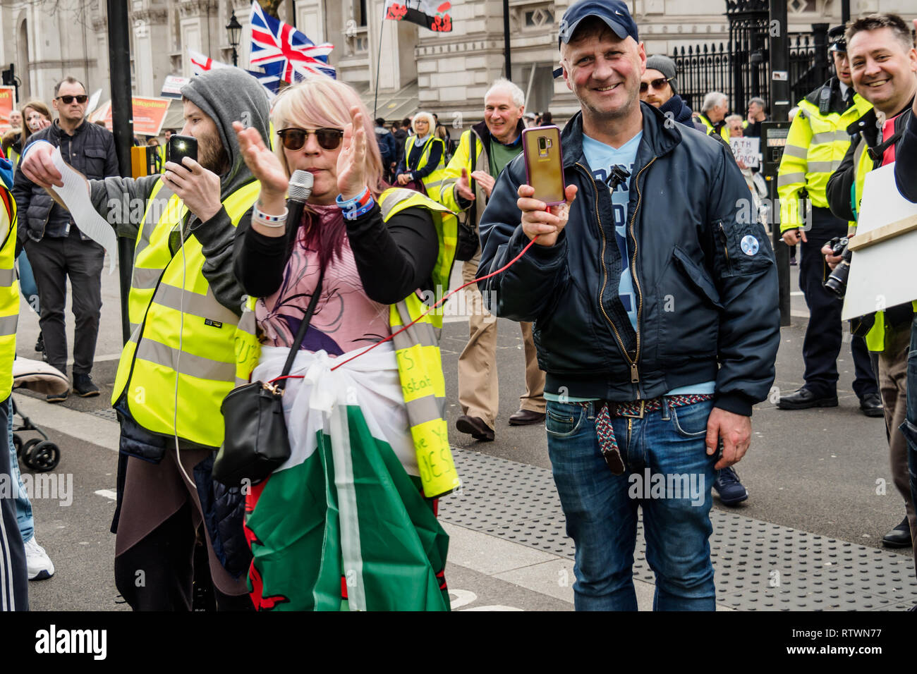 Londra, Regno Unito. 2 marzo 2019. Manifestanti curdi marciare contro la repressione turca e a mostrare solidarietà con scioperanti della fame sono stati accolti con applausi prolungati dal Giubbotto giallo UK manifestanti come sono arrivati a Downing St. erano congratulati con per alzarsi per i propri diritti anche se politicamente i due gruppi sono molto distanti. Alcuni indossano giubbetti giallo è venuto fino a parlare con i curdi, e scosse le mani del Regno Unito scioperanti della fame, sebbene alcuni curdi ha rifiutato di agitare le mani con la destra contestatori. Credito: Peter Marshall / Alamy Live News Foto Stock