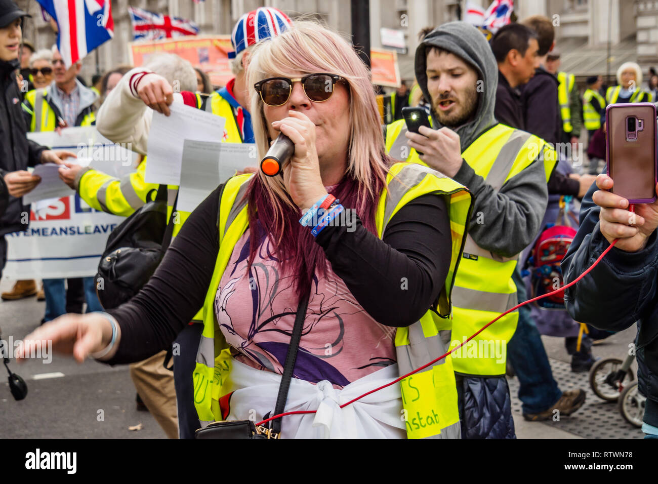 Londra, Regno Unito. 2 marzo 2019. Manifestanti curdi marciare contro la repressione turca e a mostrare solidarietà con scioperanti della fame sono stati accolti con applausi prolungati dal Giubbotto giallo UK manifestanti come sono arrivati a Downing St. erano congratulati con per alzarsi per i propri diritti anche se politicamente i due gruppi sono molto distanti. Alcuni indossano giubbetti giallo è venuto fino a parlare con i curdi, e scosse le mani del Regno Unito scioperanti della fame, sebbene alcuni curdi ha rifiutato di agitare le mani con la destra contestatori. Credito: Peter Marshall / Alamy Live News Foto Stock