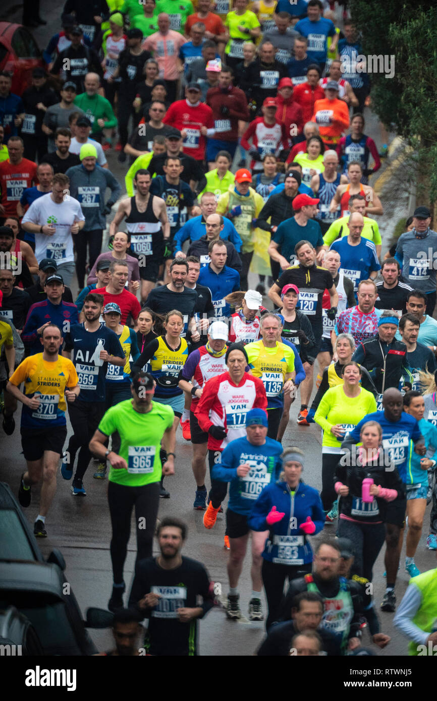 Berkhamsted, Hertfordshire, Regno Unito. 03 Mar, 2019. BERKHAMSTED, HERTFORDSHIRE - Marzo 3: Guide in 37th Berkhamsted annuale rotante Mezza Maratona passano attraverso Berkhamsted in Hertfordshire il 3 marzo 2019. Il denaro è sollevato per le associazioni di beneficenza locali, il pepe Foundation e l'Ospizio di San Francesco. Foto: Credito: 2019 David Levenson/Alamy Live News Foto Stock