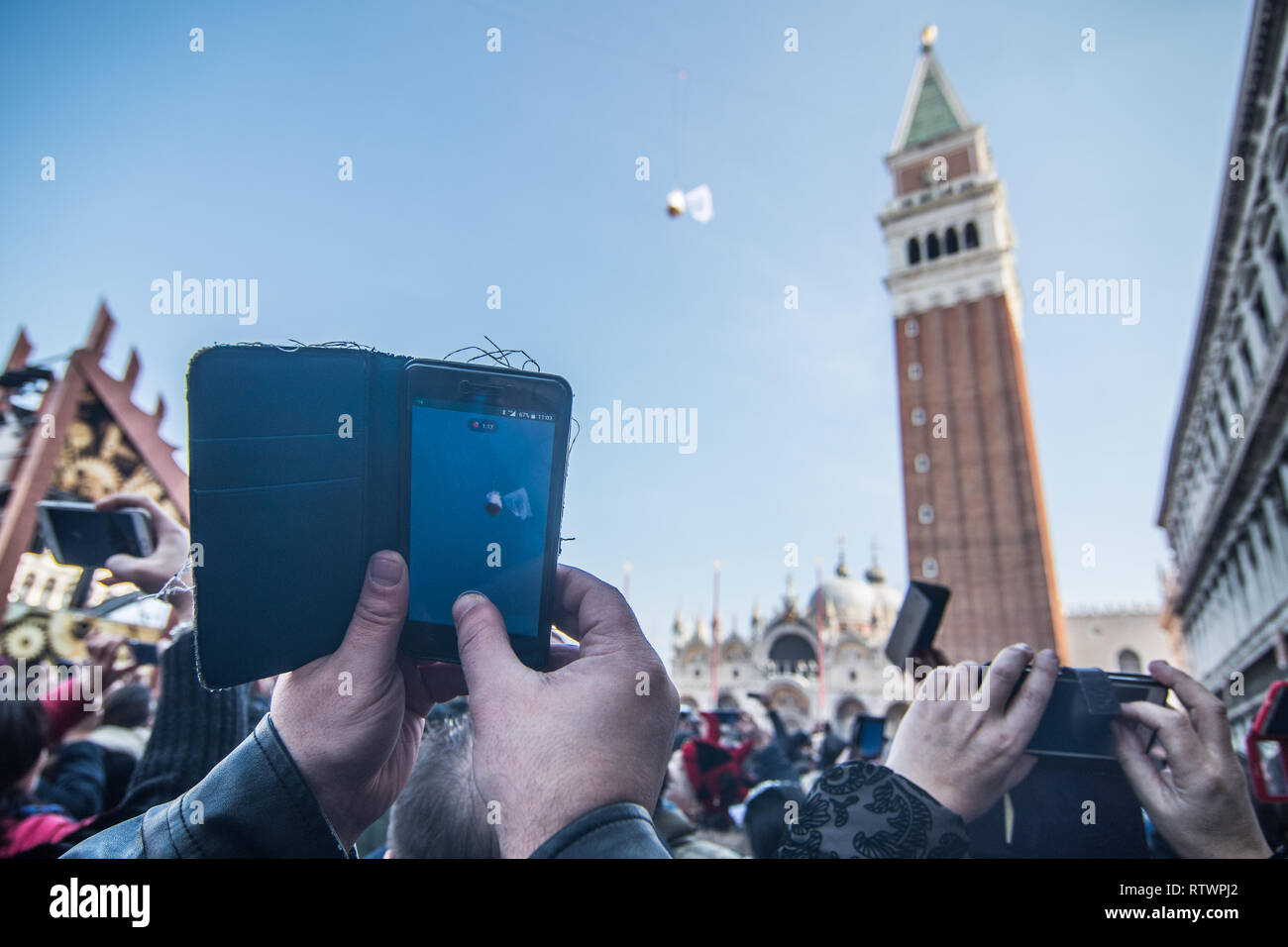 Venezia, Italia. 03 marzo, 2019. I turisti e i locali per partecipare all'evento di l'Aquila Volo su Marzo 03, 2019 a Venezia, Italia. Il tema scelto per il 2019 edizione del Carnevale di Venezia è 'la colpa della Luna" e verrà eseguito dal 16 febbraio al 5 marzo. © risveglio / Alamy Live News Foto Stock