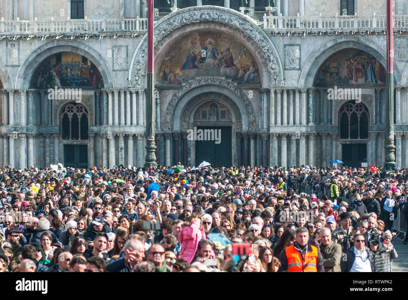 Venezia, Italia. 03 marzo, 2019. I turisti e i locali per partecipare all'evento di l'Aquila Volo su Marzo 03, 2019 a Venezia, Italia. Il tema scelto per il 2019 edizione del Carnevale di Venezia è 'la colpa della Luna" e verrà eseguito dal 16 febbraio al 5 marzo. © risveglio / Alamy Live News Foto Stock