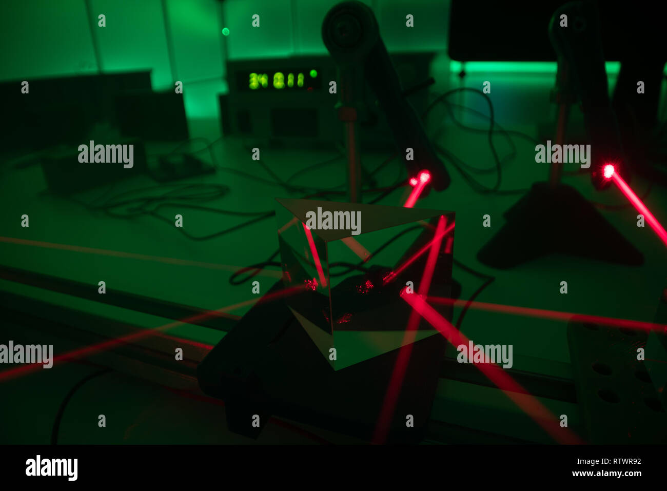 Esperimento con un laser rosso in un laboratorio di fisica Foto stock -  Alamy