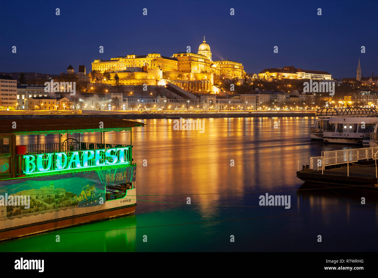 Alba a Budapest, Ungheria. Il Castello di Buda si vede attraverso il Danubio. Foto Stock