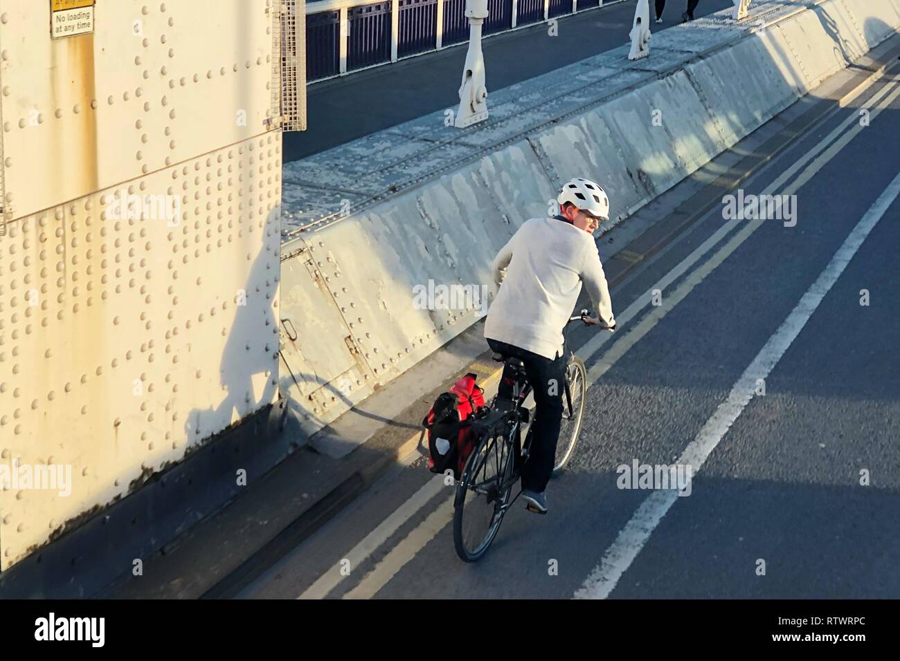 Un uomo sulla moto e Chelsea Bridge di Londra, Regno Unito Foto Stock