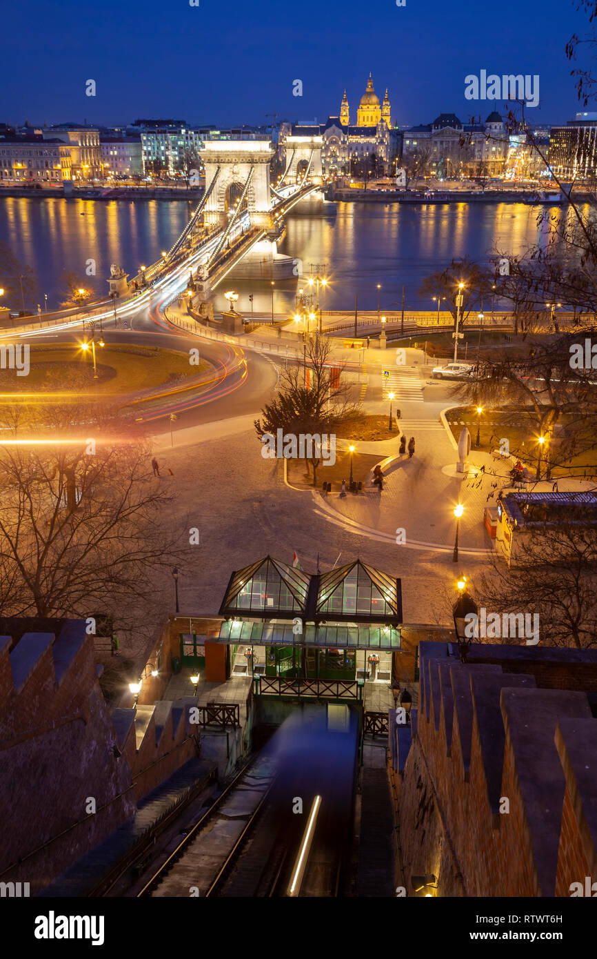 La notte scende a Budapest, Ungheria. Foto Stock