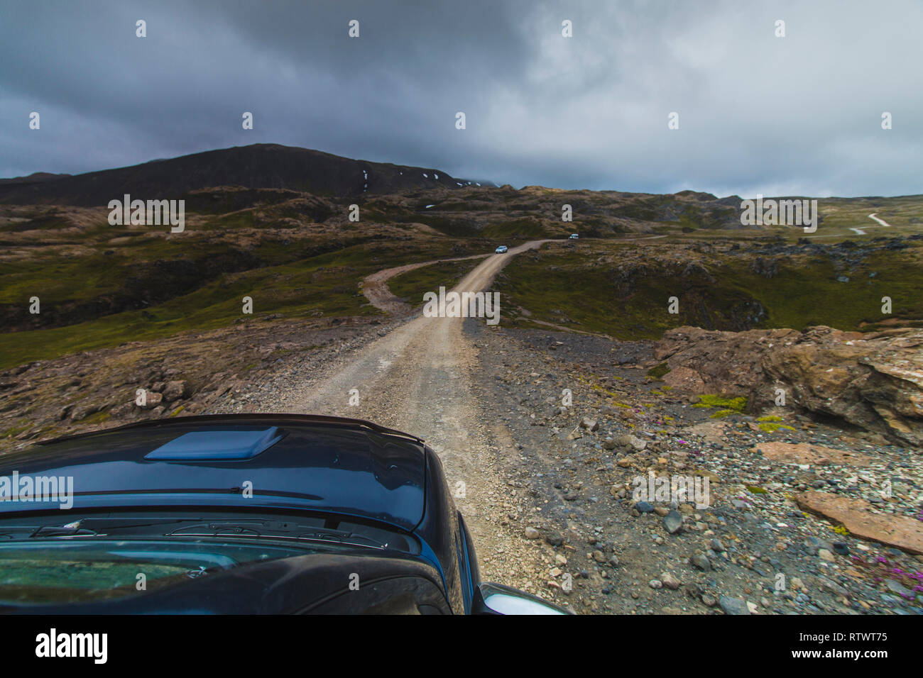 Auto blu guida nelle highlands Islanda vista sopra il cofano per auto in estate Foto Stock