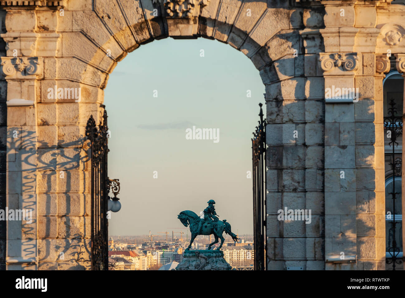 Tramonto al Castello di Buda a Budapest. Il principe Eugenio de Savoy statua in distanza. Foto Stock