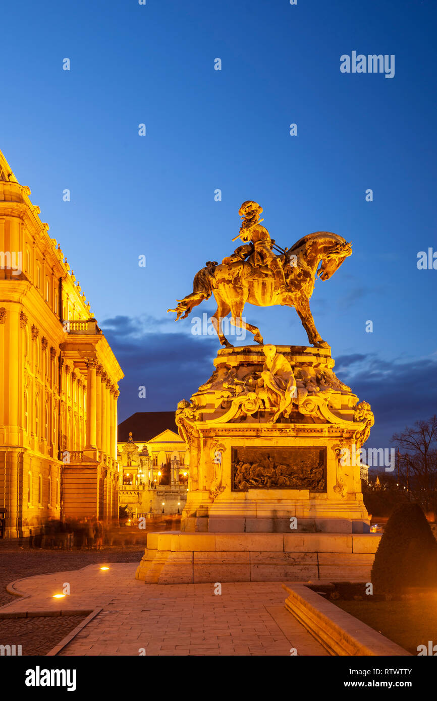 Serata presso il principe Eugenio de Savoy statua nel Castello di Buda, Budapest. Foto Stock