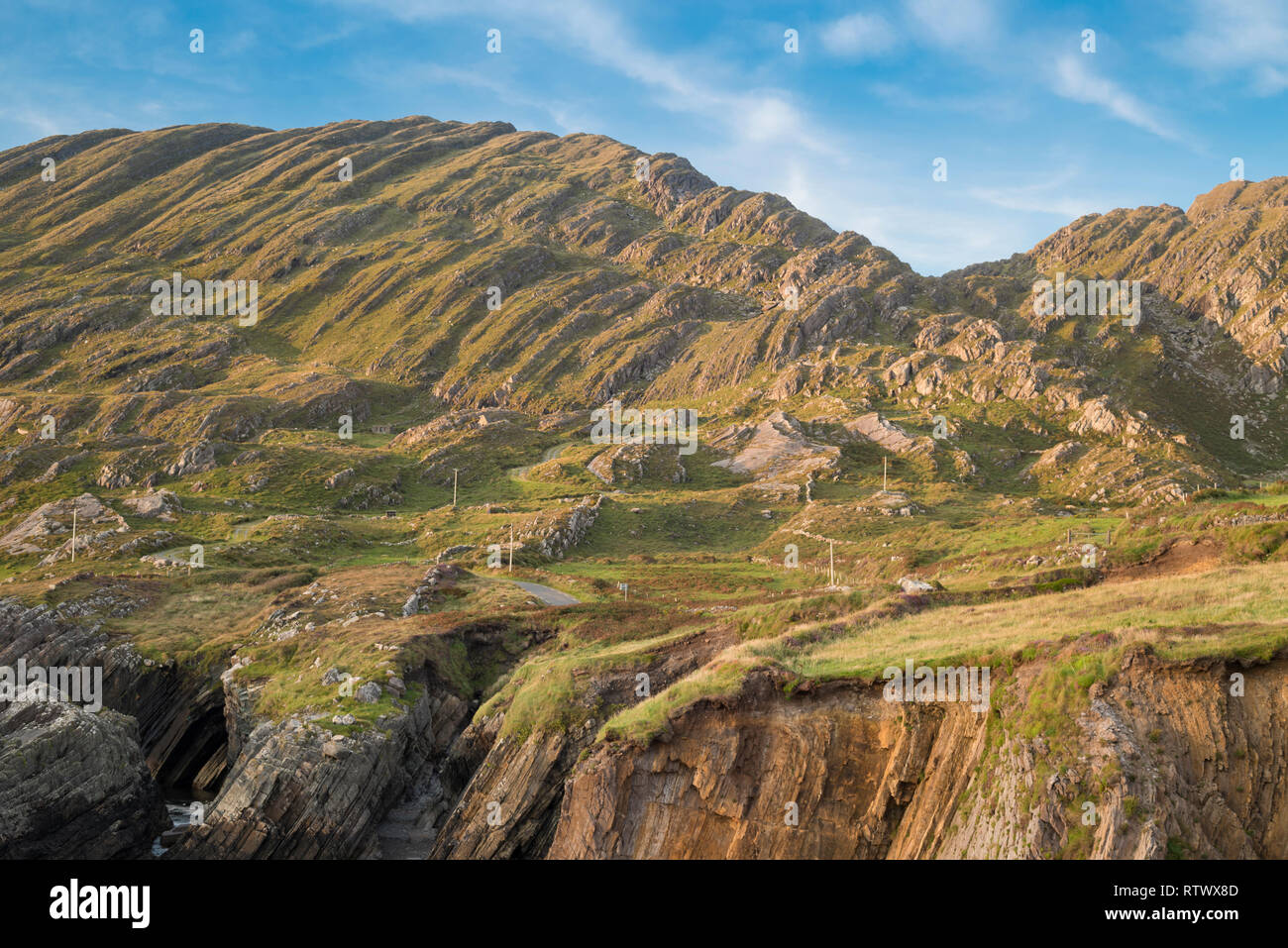 Il Slieve Miskish montagne nella penisola di Beara, County Cork, Irlanda, sono composte di piegato e inclinato Devoniano rocce sedimentarie Foto Stock