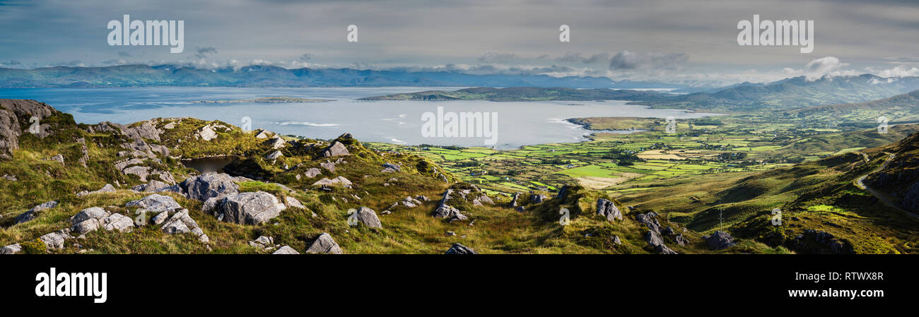 Panorama guardando sopra la baia Coulagh dalla cima della montagna sopra Allihies, penisola di Beara, West Cork, Irlanda Foto Stock