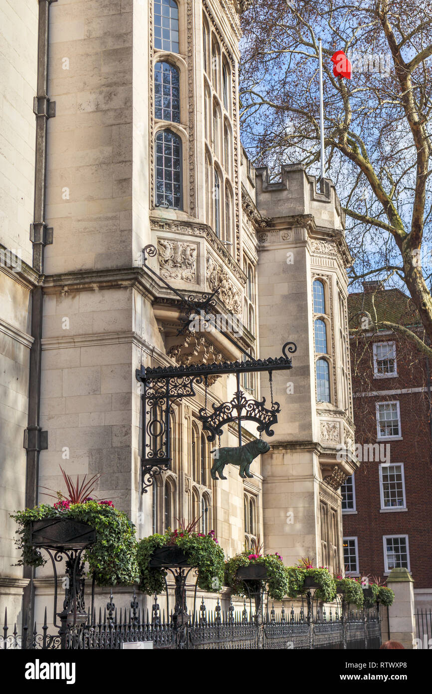 Due Temple Place, precedentemente Astor House, tempio, London WC2, un neo-gotica mansion gestito da bulldog di fiducia per spazio espositivo ed eventi Foto Stock