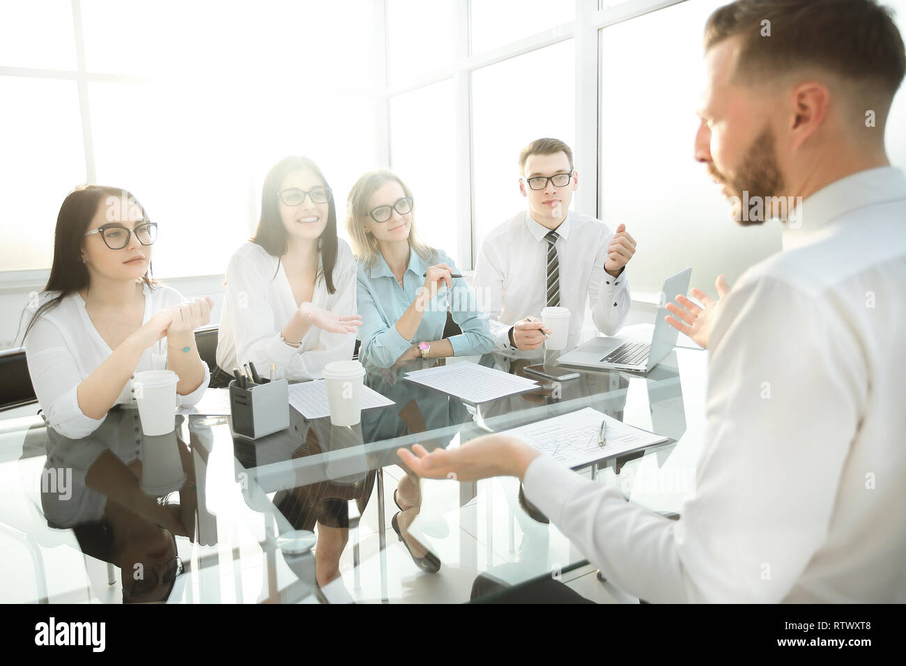 Candidato per il posto vacante risponde alle domande dei datori di lavoro. Foto Stock