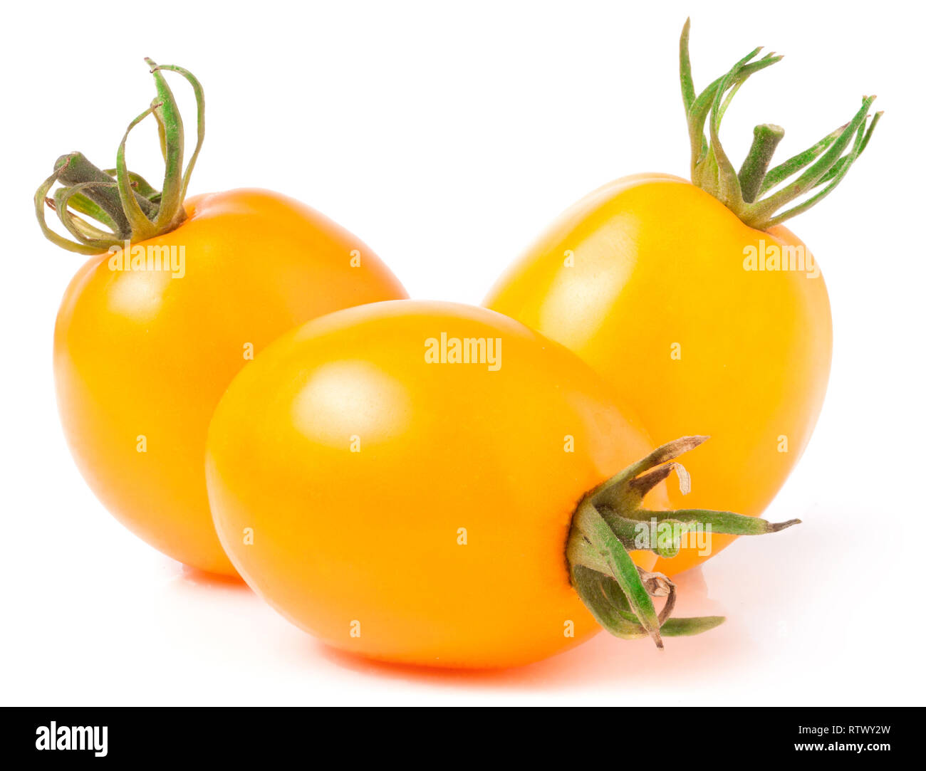 Tre pomodoro giallo isolato su sfondo bianco Foto Stock