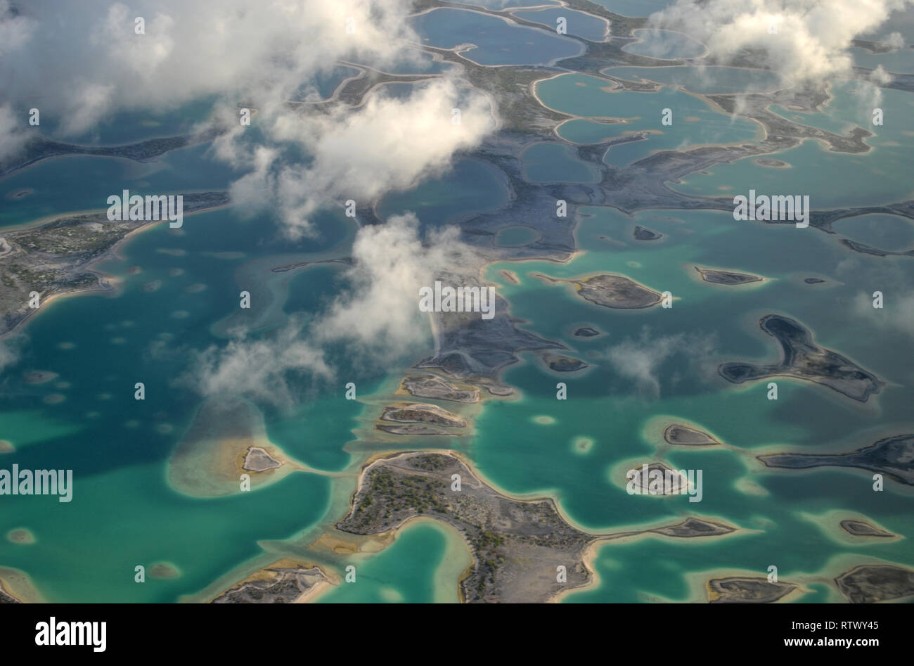 Vista aerea di hypersaline laghi in Isola di Natale (Kiritimati), Kiribati Foto Stock