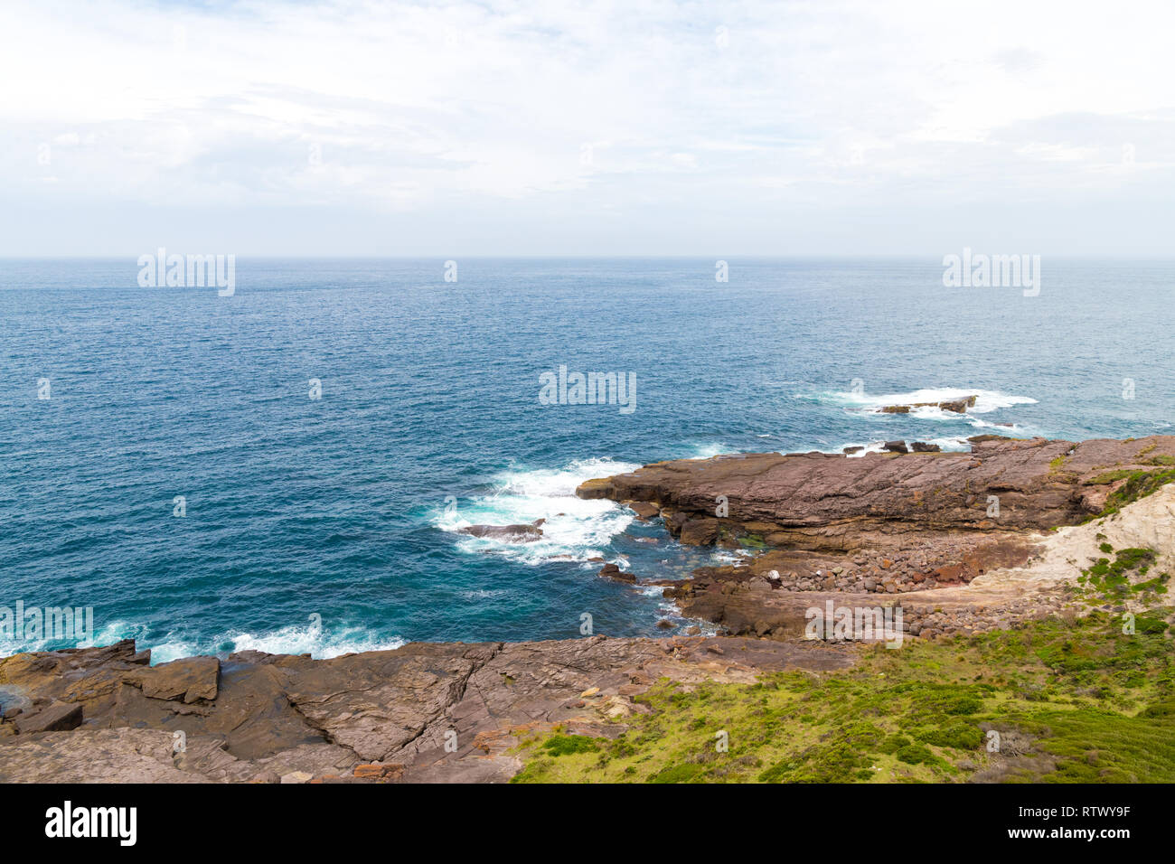 Vista sul verde remoto promontorio del Capo costa, situato in Ben Boyd National Park, NSW, Australia. Foto Stock