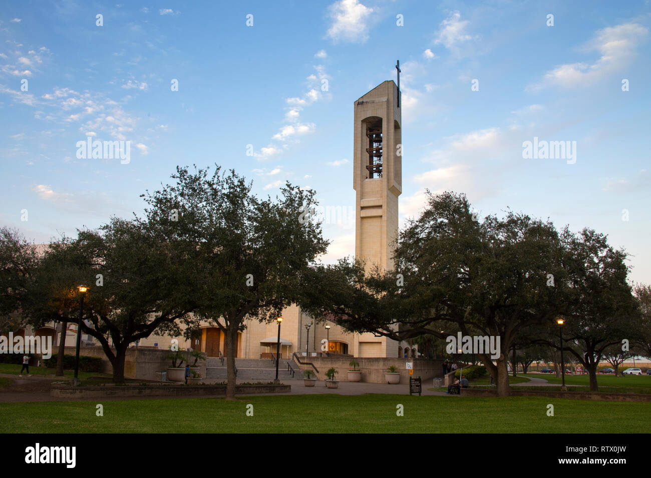 Campanile della chiesa con la croce in McAllen Texas Foto Stock