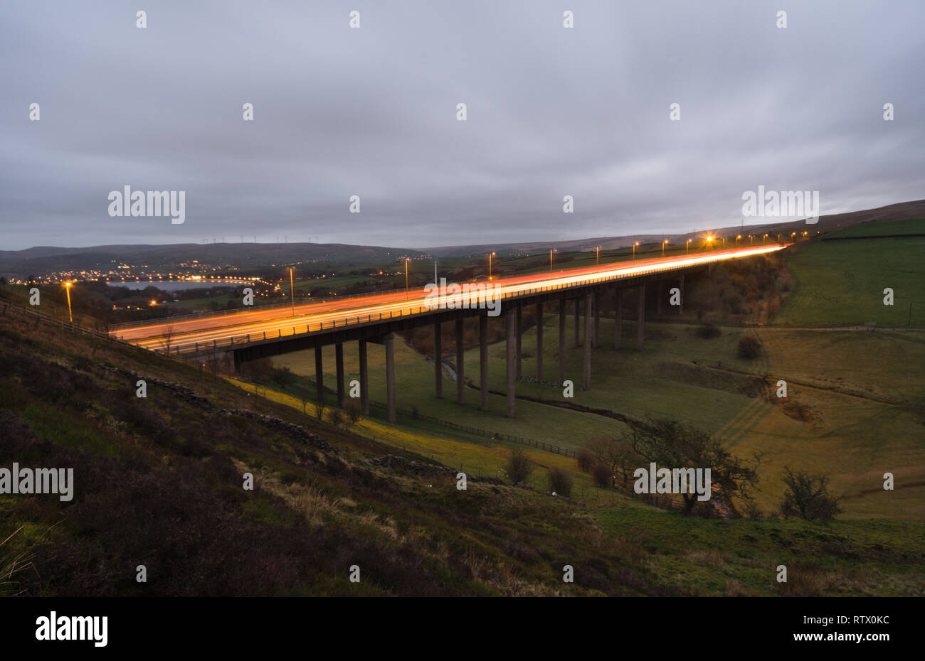 Rakewood Viaduct, visto qui alla periferia di Rochdale che porta l'autostrada M62. Inghilterra, Regno Unito Foto Stock